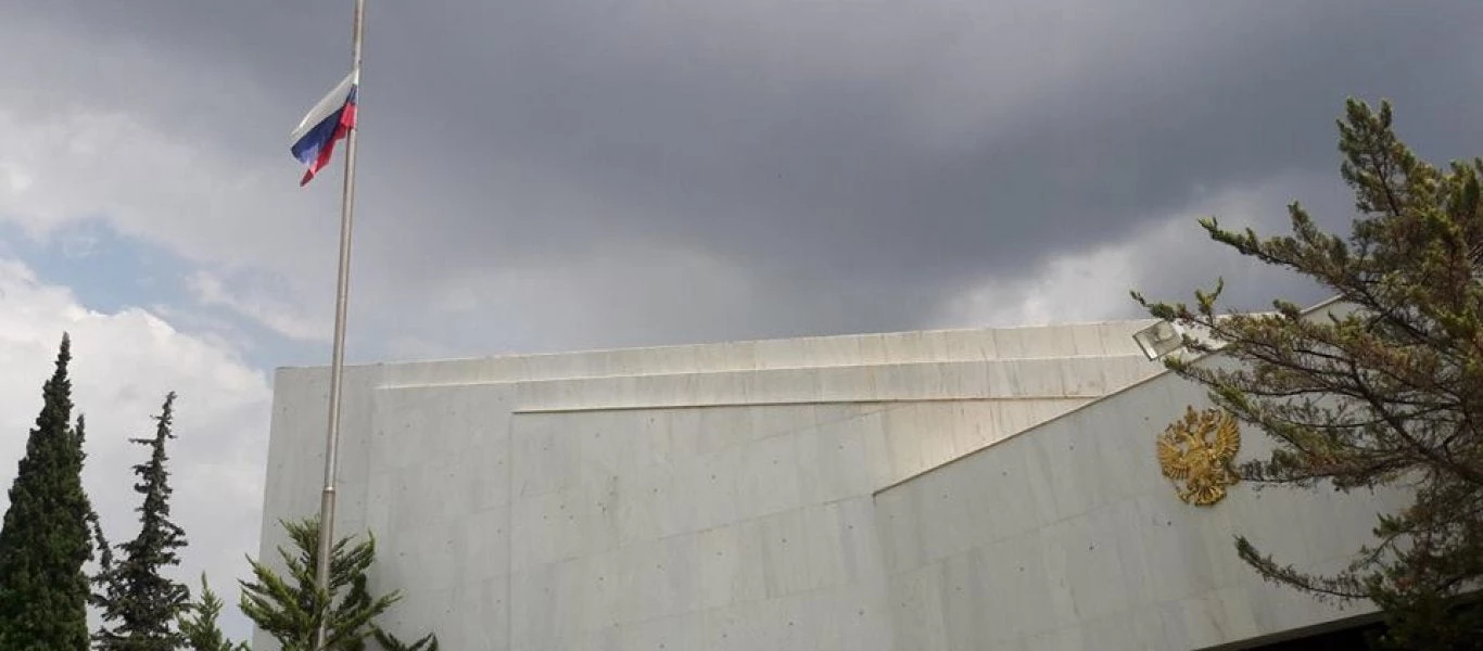 «Συμμεριζόμαστε το πένθος του αδελφικού λαού της Ελλάδος» : Μεσίστιες οι σημαίες της ρωσικής πρεσβείας στην Ελλάδα